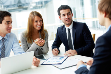 Seminarteilnehmer diskutieren bei Gruppenarbeit